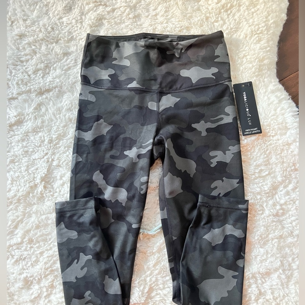 CAMO ARMY GREEN COMBO LEGGINGS 😍 size small